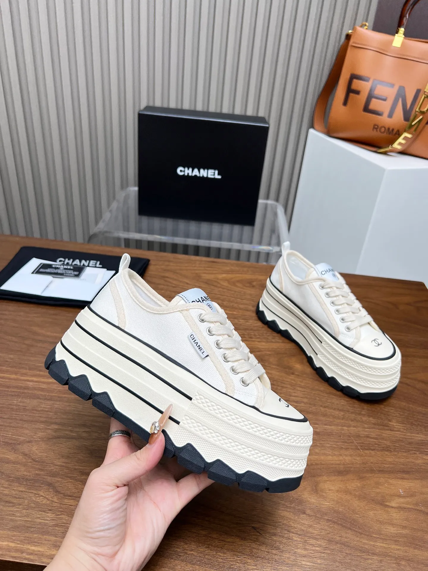 👟👟Ex-factory price 460👟👟 Top version, original quality! ! ! Chanel Chanel - 2025 biscuit shoes, the top casual sports shoes in the counter. This classic design; the style of the upper is made of various craftsmanship; the outsole is fashionable and sporty; the unusual inclusion of a variety of color matching elements... The diversified mix and match is very beautiful and versatile, casual, fashionable, sports and outdoor can be taken into account... ꫛꫀꪝ Go➫ Material: ❶Upper made of: original canvas ❷Inside made of: sheepskin ❸Outsole based on: Original TPU combination outsole, counter quality packaging, complete set for women 35–40